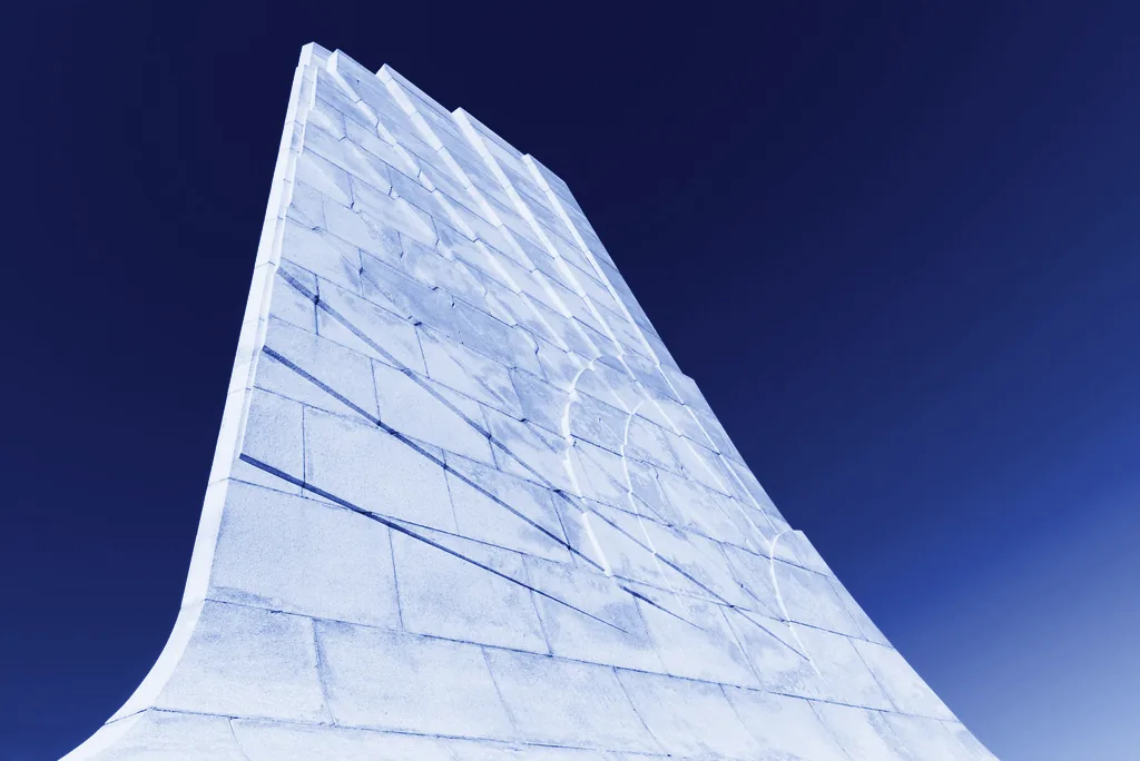 Un edificio blanco contra el cielo azul